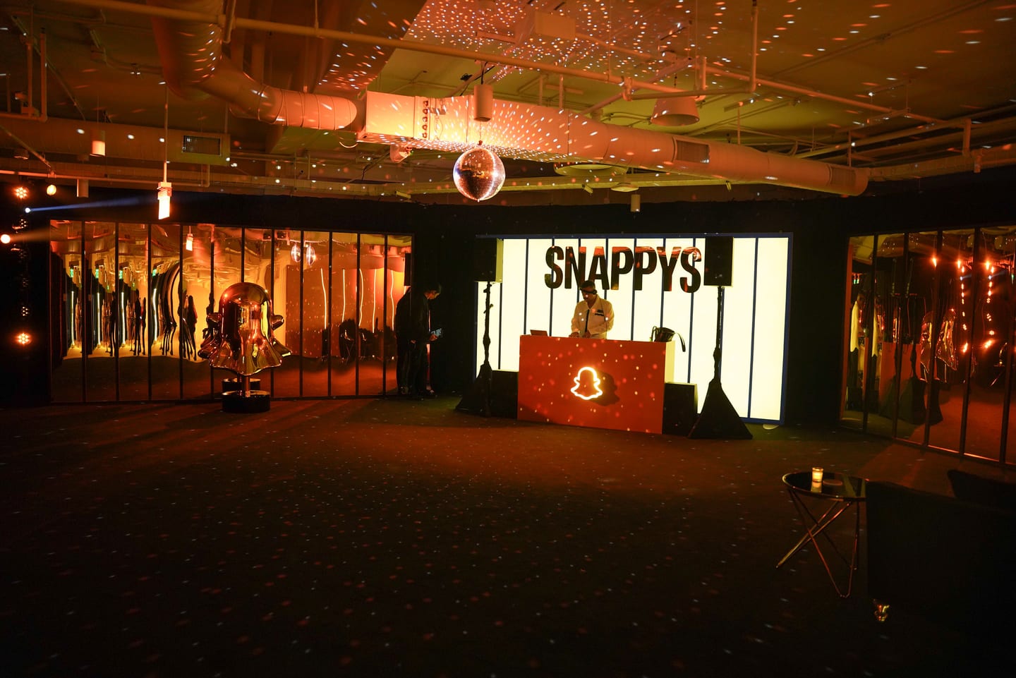 Wide view of the venue with the SNAPPYS screen and bar at the far end